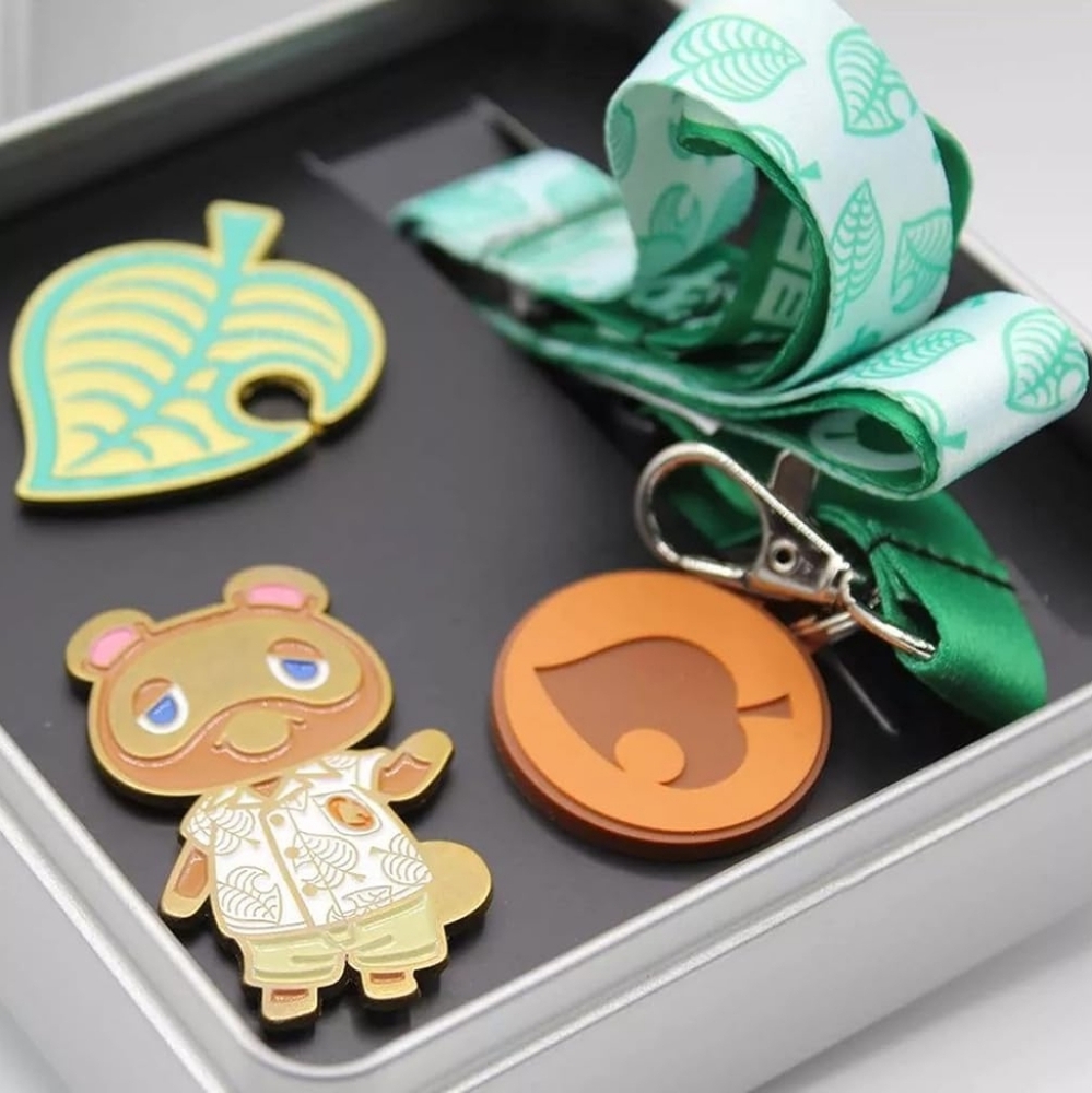 Animal Crossing Lanyard & Pin Set in Tin NWT - Picture 3 of 3
